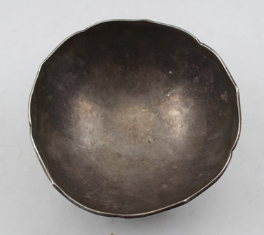 A CHINESE EXPORT SILVER BOWL, hammered finish with raised dragon design in the round, character mark - Bild 2 aus 7