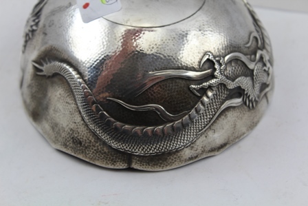 A CHINESE EXPORT SILVER BOWL, hammered finish with raised dragon design in the round, character mark - Bild 6 aus 7