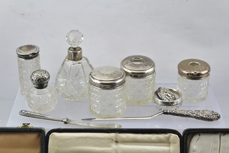 A SELECTION OF VARIOUS SILVER MOUNTED GLASS DRESSING TABLE APPOINTMENTS and THREE CASES OF SILVER - Bild 2 aus 9