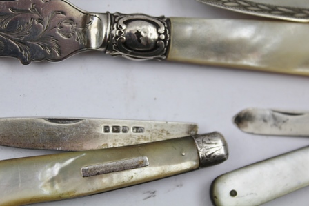 THOMAS PRIME & SON A VICTORIAN SILVER BLADED BUTTER KNIFE with engraved cattle decoration, fitted - Bild 3 aus 7