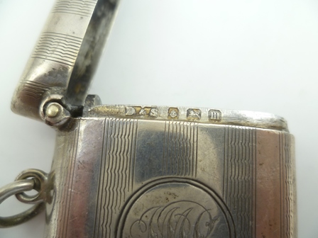 AN EARLY 20TH CENTURY SILVER VESTA CASE with engine turned decoration and engraved monogram, - Bild 2 aus 4