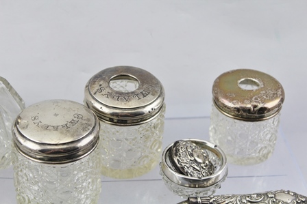 A SELECTION OF VARIOUS SILVER MOUNTED GLASS DRESSING TABLE APPOINTMENTS and THREE CASES OF SILVER - Bild 7 aus 9