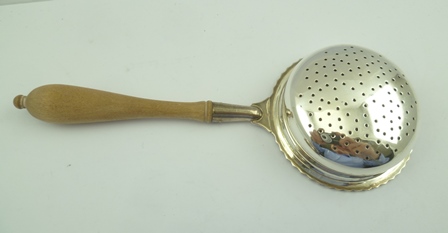 MARLOW BROTHERS A LATE 20TH CENTURY SILVER TEA STRAINER of Georgian design, having gadrooned rim - Bild 4 aus 4