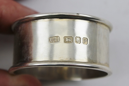 GUILD OF HANDICRAFT A SET OF SIX LATE 20TH CENTURY PLAIN SILVER NAPKIN RINGS, London 1970, - Bild 2 aus 2