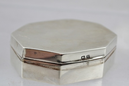 LAWRENCE EMANUEL AN EARLY 20TH CENTURY SILVER BOX of canted plain form, 6cm wide, Birmingham 1920,