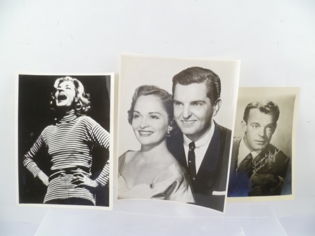 A QUANTITY OF LOOSE PHOTOGRAPHS OF ENTERTAINERS AND CELEBRITY ACTORS FROM THE MID 20TH CENTURY, - Image 7 of 9