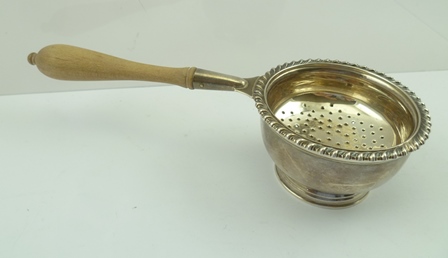 MARLOW BROTHERS A LATE 20TH CENTURY SILVER TEA STRAINER of Georgian design, having gadrooned rim - Bild 2 aus 4