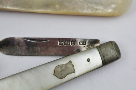 THOMAS PRIME & SON A VICTORIAN SILVER BLADED BUTTER KNIFE with engraved cattle decoration, fitted - Bild 4 aus 7