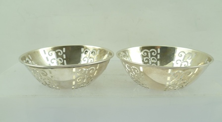 ROBERTS & BELK A PAIR OF LATE 19TH CENTURY PIERCED SILVER BON-BON DISHES, Sheffield 1899, 10.75cm - Image 2 of 4
