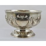 MAPPIN & WEBB AN EDWARDIAN SILVER BOWL, with Art Nouveau repousse decoration, on a circular raised