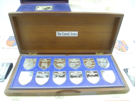 A SET OF TWELVE ELIZABETH II SILVER SHIELD INGOTS, "The Royal Arms Collection" produced by the - Bild 2 aus 8