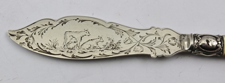 THOMAS PRIME & SON A VICTORIAN SILVER BLADED BUTTER KNIFE with engraved cattle decoration, fitted - Bild 5 aus 7