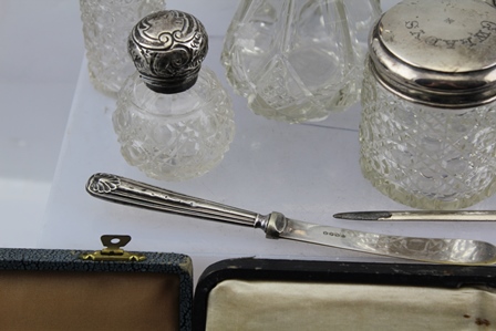 A SELECTION OF VARIOUS SILVER MOUNTED GLASS DRESSING TABLE APPOINTMENTS and THREE CASES OF SILVER - Bild 9 aus 9