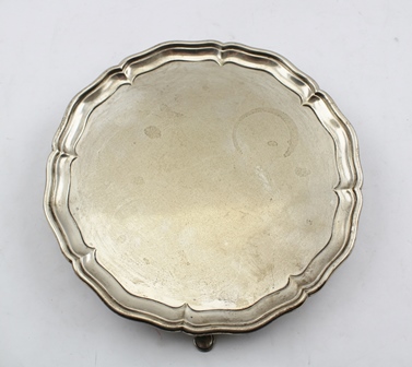 HAWKSWORTH, EYRE AND CO. LTD. AN EARLY 20TH CENTURY SILVER SALVER of Georgian design with petal