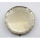 HAWKSWORTH, EYRE AND CO. LTD. AN EARLY 20TH CENTURY SILVER SALVER of Georgian design with petal