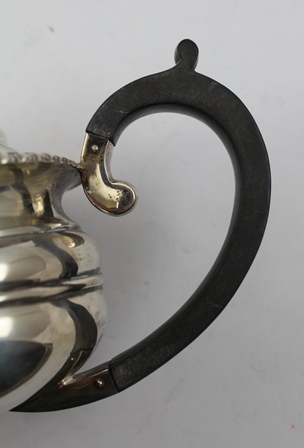 WILLIAM HUTTON & SONS LTD. AN EARLY 20TH CENTURY SILVER TEAPOT of Georgian design with gadrooned - Bild 2 aus 3