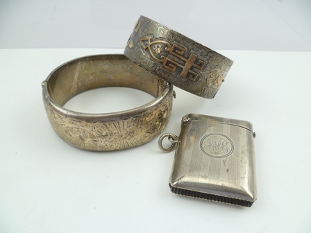 AN EARLY 20TH CENTURY SILVER VESTA CASE with engine turned decoration and engraved monogram,