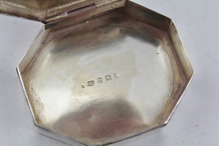 LAWRENCE EMANUEL AN EARLY 20TH CENTURY SILVER BOX of canted plain form, 6cm wide, Birmingham 1920, - Bild 2 aus 2