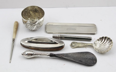 A QUANTITY OF ASSORTED SILVER AND SILVER PLATED BIJOUTERIE, including a silver cased small comb,