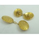 A PAIR OF 18CT GOLD OVAL CUFFLINKS, engraved acanthus leaf decoration, with chain links, stamped "