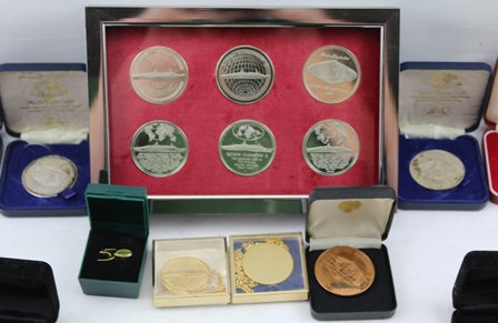 A COLLECTION OF COMMEMORATIVE MEDALLIONS mainly relating to QE II Cunard Liner including; a set of - Image 3 of 7