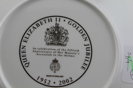 A ROYAL WORCESTER COMMEMORATIVE PLATE, Queen Elizabeth II Golden Jubilee, 21cm diameter, in original - Image 8 of 9