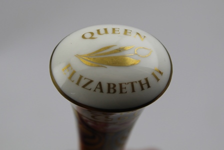 A ROYAL WORCESTER COMMEMORATIVE PLATE, Queen Elizabeth II Golden Jubilee, 21cm diameter, in original - Image 5 of 9