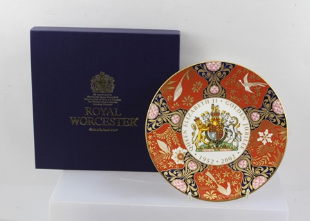 A ROYAL WORCESTER COMMEMORATIVE PLATE, Queen Elizabeth II Golden Jubilee, 21cm diameter, in original - Image 6 of 9