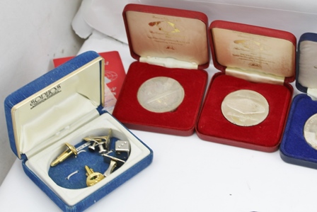 A COLLECTION OF COMMEMORATIVE MEDALLIONS mainly relating to QE II Cunard Liner including; a set of - Image 2 of 7