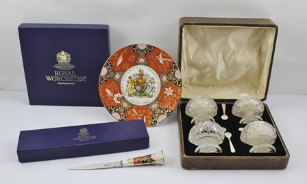 A ROYAL WORCESTER COMMEMORATIVE PLATE, Queen Elizabeth II Golden Jubilee, 21cm diameter, in original