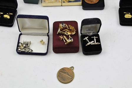 A COLLECTION OF COMMEMORATIVE MEDALLIONS mainly relating to QE II Cunard Liner including; a set of - Image 6 of 7