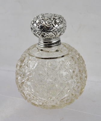 AN EDWARDIAN SILVER MOUNTED CUT GLASS GRENADE FORM SCENT BOTTLE, Birmingham 1909, 10cm high