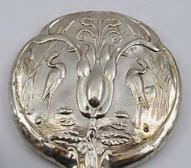 WILLIAM AITKEN AN ART NOUVEAU EMBOSSED SILVER HAND HELD VANITY MIRROR, the handle and surround - Image 3 of 6