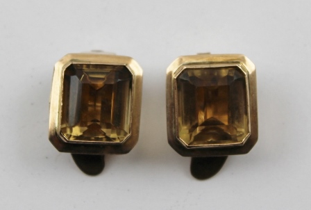 A PAIR OF 14k GOLD LARGE CITRINE EARRINGS with clip fastenings