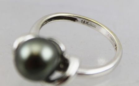 AN 18K WHITE GOLD TAHITIAN PEARL LADY'S DRESS RING, size M - Image 2 of 2