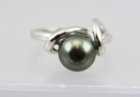 AN 18K WHITE GOLD TAHITIAN PEARL LADY'S DRESS RING, size M