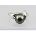 AN 18K WHITE GOLD TAHITIAN PEARL LADY'S DRESS RING, size M