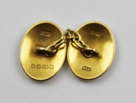 A PAIR OF OVAL 18CT GOLD CUFFLINKS with chased decoration to fronts and backs - Image 3 of 3