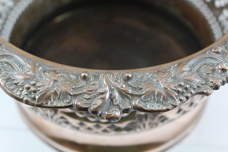 A LATE 19TH CENTURY SHEFFIELD PLATE JARDINERE HOLDER, having cast, embossed and pierced - Image 2 of 2