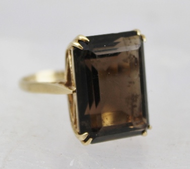 A 9CT GOLD LADY'S DRESS RING set with a single large quartz, ring size Q