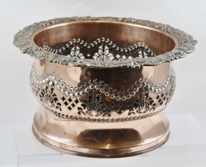 A LATE 19TH CENTURY SHEFFIELD PLATE JARDINERE HOLDER, having cast, embossed and pierced
