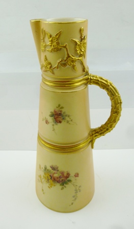 AN EARLY 20TH CENTURY ROYAL WORCESTER PORCELAIN JUG of tapering form, blush ivory ground, hand