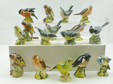 A COLLECTION OF SIXTEEN BESWICK CERAMIC BRITISH BIRD MODELS including Grey Wagtail, Pied Wagtail