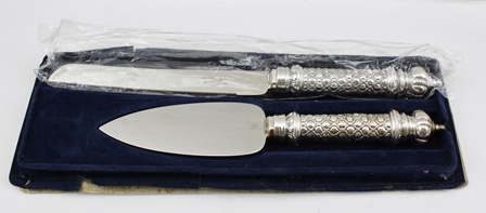 A LATE 20TH CENTURY EASTERN DESIGN SILVER HANDLED CAKE KNIFE AND PASTRY SLICE, stamped .925