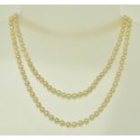 A SINGLE STRAND SIMULATED PEARL NECKLACE