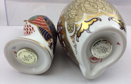 THREE ROYAL CROWN DERBY PAPERWEIGHTS, each gilded and decorated in the Imari palette and each with - Image 4 of 5