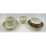 A FIRST PERIOD WORCESTER PORCELAIN "QUEEN CHARLOTTE" PATTERN TEA BOWL AND SAUCER, with faux seal