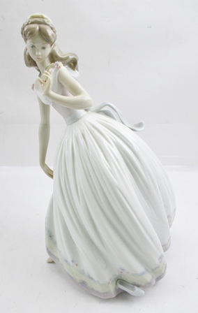 A LLADRO PORCELAIN FIGURINE "The Glass Slipper" no. 5957, 27cm high in original box - Image 2 of 4