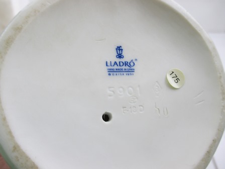 A LLADRO PORCELAIN FIGURE "Surprise" no. 5901, in original box - Image 3 of 4