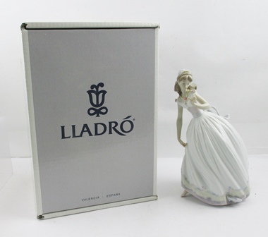 A LLADRO PORCELAIN FIGURINE "The Glass Slipper" no. 5957, 27cm high in original box